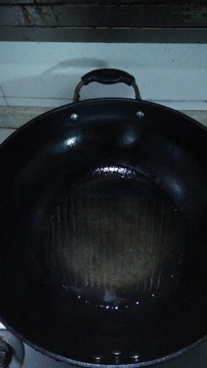 在锅内倒入适量的花生油