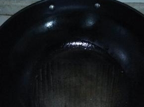 在锅内倒入适量的花生油