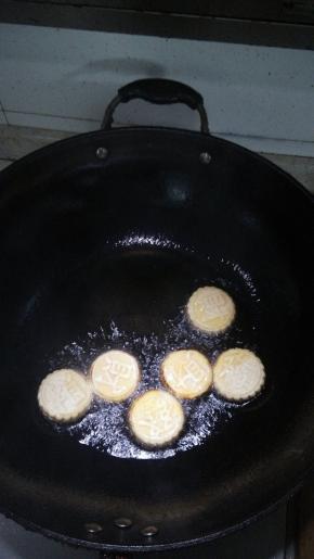 逐个缓慢放入南瓜饼