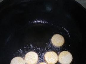 逐个缓慢放入南瓜饼