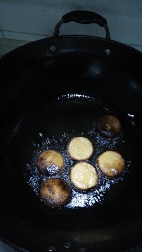 不断翻面，等到两面都黄腾腾的时候就出锅盛盘即可