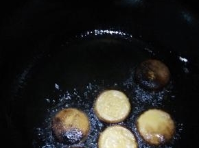 不断翻面，等到两面都黄腾腾的时候就出锅盛盘即可