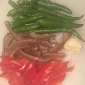 食材洗净切条备用