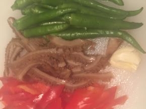 食材洗净切条备用