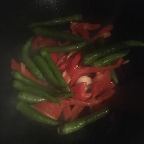 先倒入尖椒和红椒翻炒