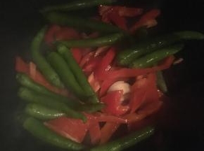 先倒入尖椒和红椒翻炒