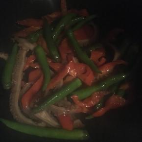 稍后倒入牛肚翻炒