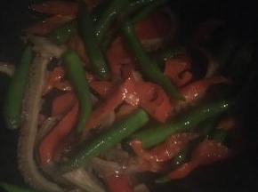 稍后倒入牛肚翻炒