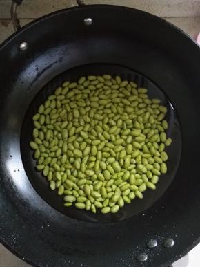在锅内倒入适量的水，倒入洗干净的绿豆