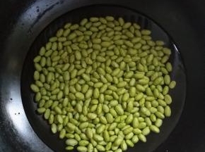 在锅内倒入适量的水，倒入洗干净的绿豆