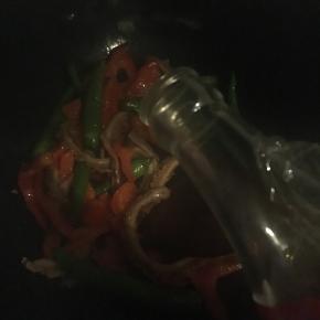 加入少许料酒、生抽、白糖