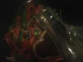 加入少许料酒、生抽、白糖