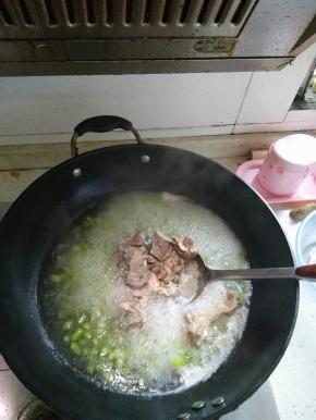 加入在高压锅蒸好的排骨