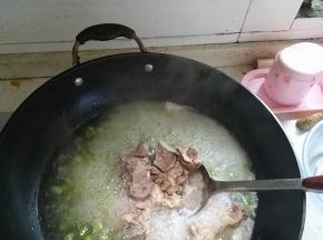 加入在高压锅蒸好的排骨