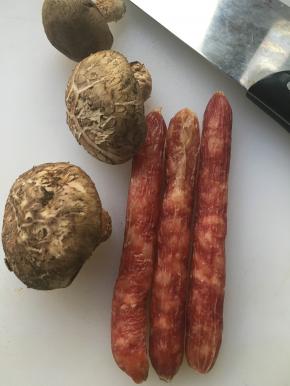 准备好食材，如果是干香菇就泡发，新鲜的可以直接拿来用