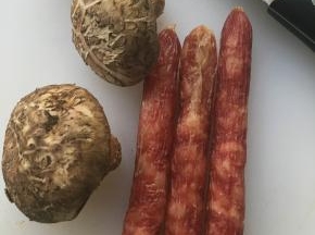 准备好食材，如果是干香菇就泡发，新鲜的可以直接拿来用