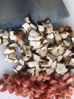 香菇、腊肠切丁
