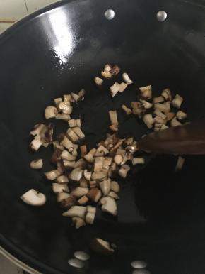 锅中倒油，香菇丁爆炒