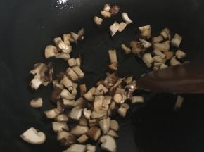锅中倒油，香菇丁爆炒