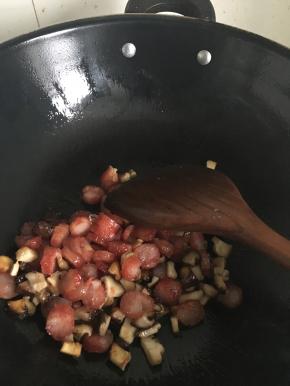 待香菇的香气出来后，再加入腊肠