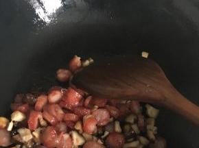 待香菇的香气出来后，再加入腊肠