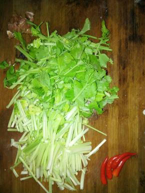 准备好芹菜、辣椒