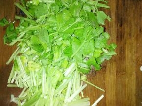 准备好芹菜、辣椒