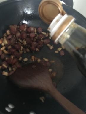 翻炒至腊肠出油，加入生抽，这一步里可以加入少许糖调味