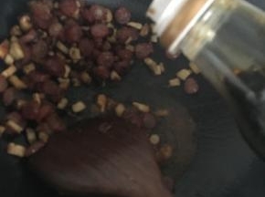 翻炒至腊肠出油，加入生抽，这一步里可以加入少许糖调味