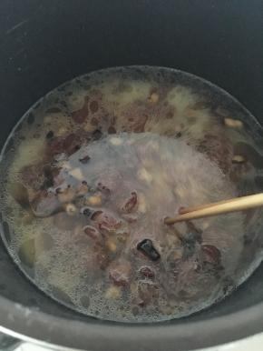 将超好的香菇粒和腊肠丁一起倒入电压力锅，然后按照正常的步骤煮饭，