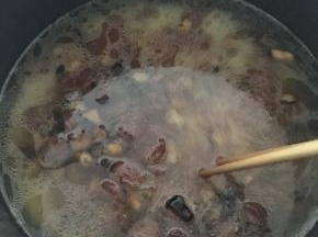 将超好的香菇粒和腊肠丁一起倒入电压力锅，然后按照正常的步骤煮饭，