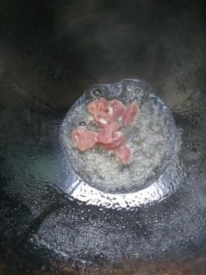 在锅内倒入适量的花生油，先炒肉
