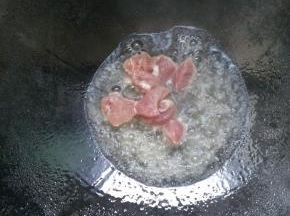在锅内倒入适量的花生油，先炒肉