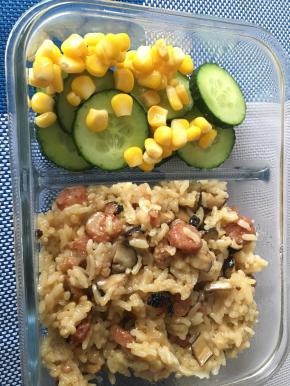 饭好后，可以饭和料搅拌均匀，然后加上玉米粒、黄瓜等蔬菜，做上班族或小朋友的便当