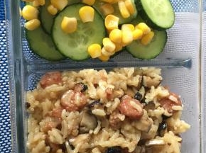 饭好后，可以饭和料搅拌均匀，然后加上玉米粒、黄瓜等蔬菜，做上班族或小朋友的便当