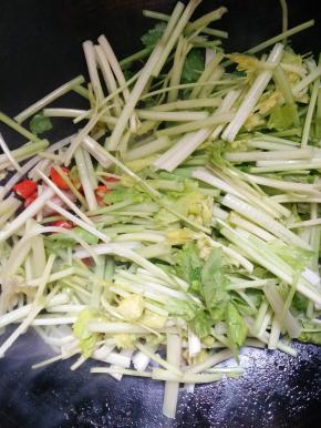 再放辣椒、芹菜