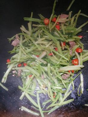 翻炒5分钟，放盐、味精