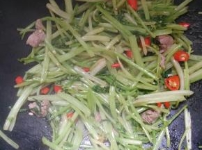 翻炒5分钟，放盐、味精