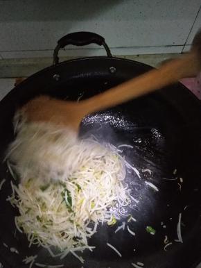 不停地翻炒如图