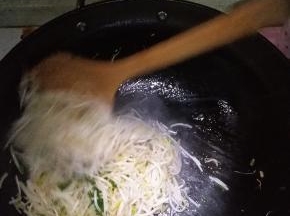 不停地翻炒如图