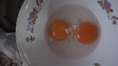 在一口大碗里，打入2个鸡蛋