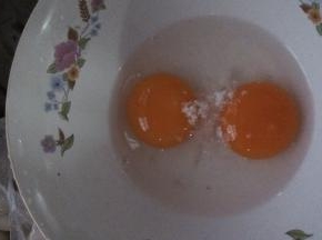 在一口大碗里，打入2个鸡蛋