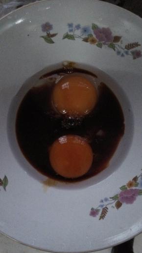 倒入盐、味精、酱油、料酒适量如图