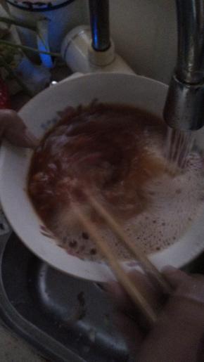 开着小小的热水，不断搅动碗中的鸡蛋，一直打到有泡沫