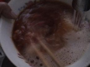 开着小小的热水，不断搅动碗中的鸡蛋，一直打到有泡沫