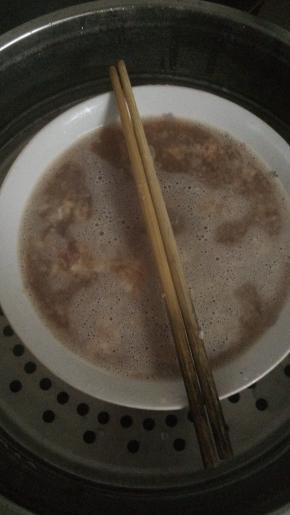 ，上面放一双筷子