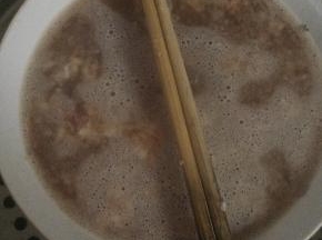 ，上面放一双筷子