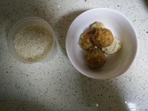 准备好适量的大米与超市买的猪肉丸子