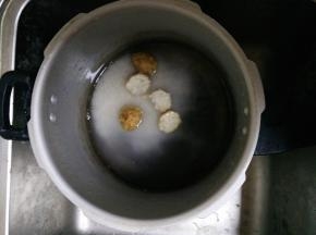 大米洗净放进高压锅中，然后放进肉丸子