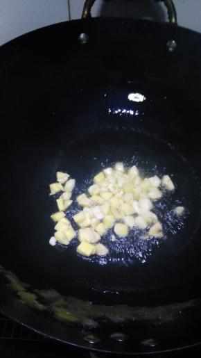 锅里倒入适量油加入葱姜爆香